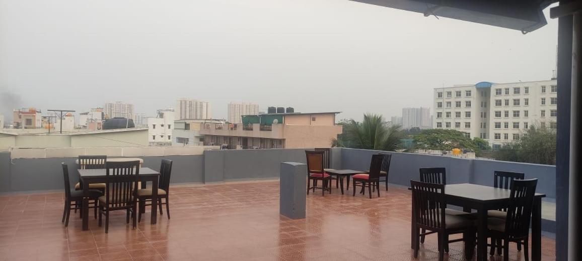 העיר בנגלור Abuzz Oxfordcaps Bannerghatta מראה חיצוני תמונה